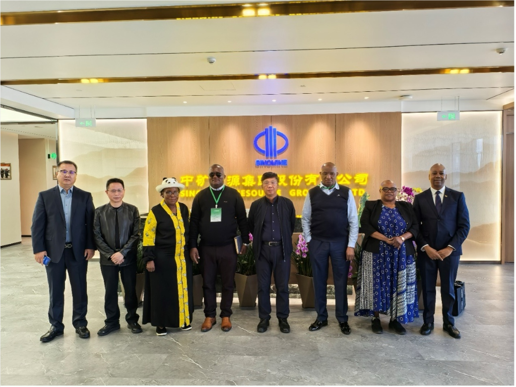津巴布韦马斯温戈省省长一行到访XC-Sports资源集团总部